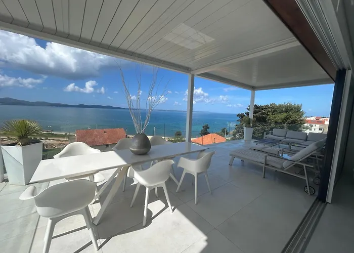 Sea View Luxury Penthouse With Sauna, Jacuzzi And Pool In Superior Appartamento Zara